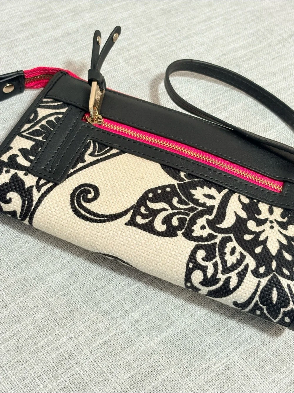 Spartina 449 Black & Cream Scroll Wristlet with Hot Pink Zipper